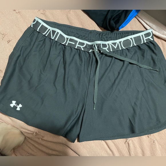 Under Armour Pants - Under Armour: Grey athletic shorts - Size Large